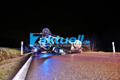 Autofahrer wird durch Stoffdach seines Fahrzeugs geschleudert - 20-jähriger ringt mit dem Tod