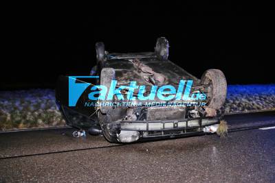 Autofahrer wird durch Stoffdach seines Fahrzeugs geschleudert - 20-jähriger ringt mit dem Tod