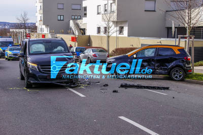 Schwerer Verkehrsunfall beim Ausfahren aus Grundstücksausfahrt