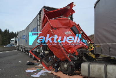 A8 bei Pforzheim Süd: Schwerer Lkw-Auffahrunfall, Richtungsfahrbahn gesperrt, Rettungshubschrauber im Einsatz 