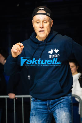 Icefreestyle: Mit 60 Jahren steht er noch Kopf - Stefan Hildinger aus Bad Liebenzell rockt beim Icefreestyle-Battle die Freestyle-Fläche 