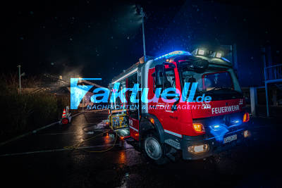 Feuer beim McDonalds Laupheim - Lagervollbrand greift auf Fastfood Restaurant über, Filiale wurde geräumt, 20 Betroffene & 2 Verletzte vom DRK versorgt