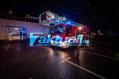 Feuer beim McDonalds Laupheim - Lagervollbrand greift auf Fastfood Restaurant über, Filiale wurde geräumt, 20 Betroffene & 2 Verletzte vom DRK versorgt