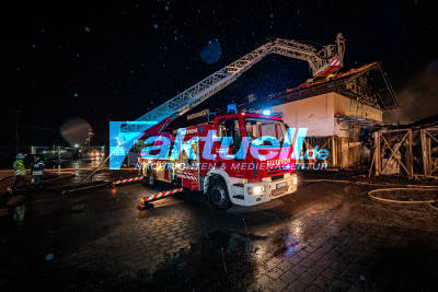 Feuer beim McDonalds Laupheim - Lagervollbrand greift auf Fastfood Restaurant über, Filiale wurde geräumt, 20 Betroffene & 2 Verletzte vom DRK versorgt
