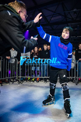 Eislaufen statt Zocken: Icefreestyle-Battle auf der Waldau in Stuttgart - Jung und Alt duellieren sich vor großem Publikum