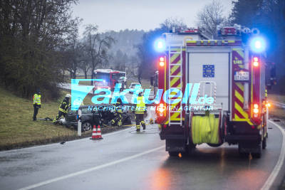 Tödlicher Horrorcrash: Mini streift Linienbus und kracht frontal gegen Ford - Beide Autos schleudern in Graben - 1 Toter und 1 Schwerverletzter