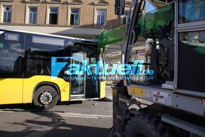 Stuttgart Mitte: Baukran kollidiert mit Bus