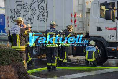Brennende LKW-Reifen sorgen für Feuerwehreinsatz und Stau in Stuttgart
