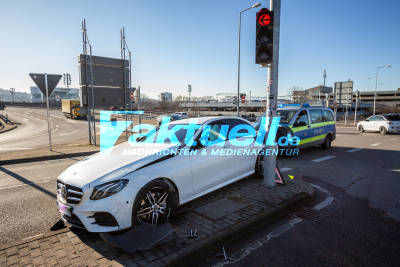 75-jähriger fährt mit Mercedes E300 AMG gegen Ampelmasten - schadensträchtiger Verkehrsunfall in der Stuttgarter Benzstraße