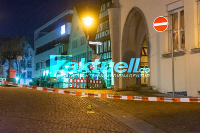 SEK-Einsatz und Festnahme: Blutige Auseinandersetzung mit Messern fordert mehrere teils Schwerverletzte in der Nürtinger Innenstadt: Polizei umstellt Gebäude mit Maschinenpistolen, Täter wird festgenommen und SEK stürmt Gebäude