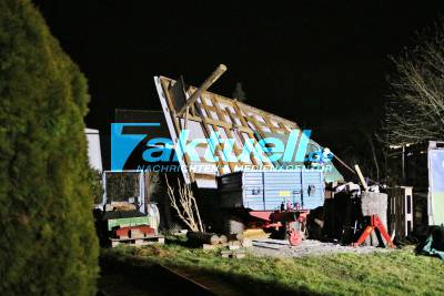 WETTER: Dach von Schuppen in Rudersberg-Necklinsberg abgedeckt - Feuerwehr sichert Dach und verhindert, dass dieses auf Gastank prallt