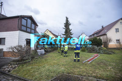 Große Tanne stürzt während Sturm auf Wohnhaus - Feuerwehr bei Aufräumarbeiten