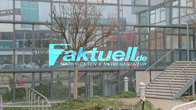 Wetter: Zwei Drehleitern von Freiwilligen Feuerwehren sichern im Stadtgebiet eine Fassade
