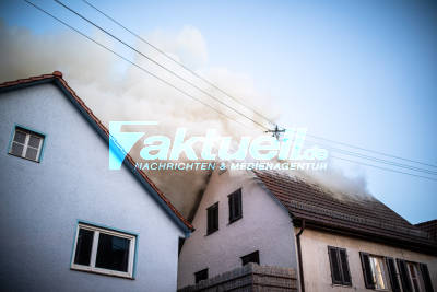 Dachstuhlwohnung eines 73-Jähringen brennt aus - Flammen schlagen aus Fenster