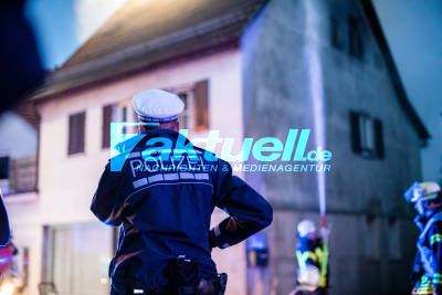 Dachstuhlwohnung eines 73-Jähringen brennt aus - Flammen schlagen aus Fenster