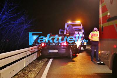 Unfall bei Sulzbach an der Murr - Pkw Fahrerin kommt au die Gegenspur und kracht in die Leitplanke - Feuerwehr muss Fahrerin befreien