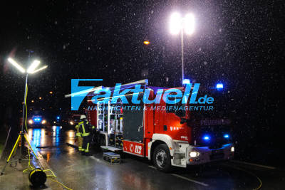 Gefahrguteinsatz - Lastwagen mit Mischmüll verliert Ladung, Feuerwehr im Einsatz