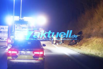 Unfall auf der A8: BMW schanzt auf der A8 in Böschung