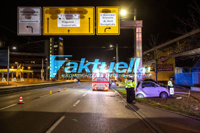 Von der Fahrbahn abgekommen: Smart kracht gegen Verkehrsschilder
