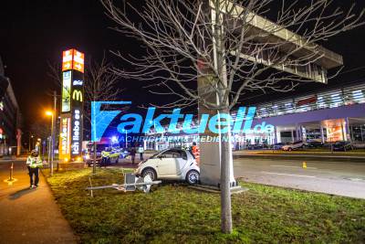 Von der Fahrbahn abgekommen: Smart kracht gegen Verkehrsschilder