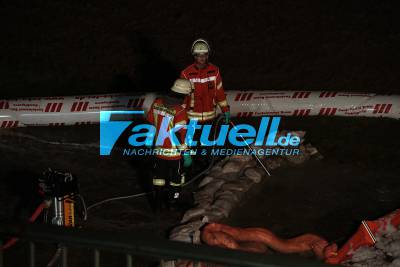 Vollbrand eines Gefahrgut-Lastwagens - Verpuffungen der explosiven Ladung