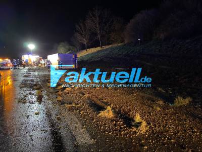 Tödlicher LKW-Crash auf der A8: 40-Tonner fährt in Graben und kippt um - Fahrer stirbt noch vor Ort - Feuerwehr und Abschleppdienst im Großeinsatz