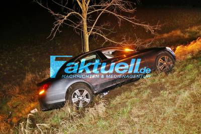 Backnang: Unfall auf der B14 Richtung Maubach - Mercedes kommt mit überhöhter Geschwindigkeit von der Fahrbahn ab und fährt Abhang hinunter