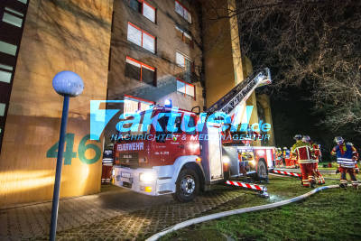 44 Bewohner wegen Kellerbrand in Hochhaus in Filderstadt-Plattenhardt evakuiert und betreut - Starke Rauchentwicklung bei Großeinsatz in der Römerstraße