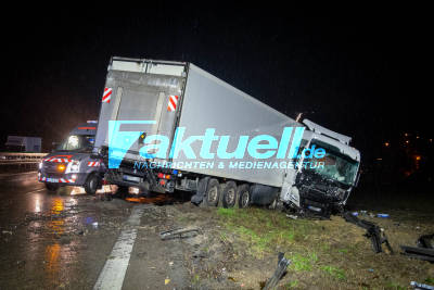 BAB8: Stundenlange Vollsperrung bis zum Vormittag nach schwerem LKW-Unfall: LKW-Führerhaus wird in Leitplanke aufgespießt