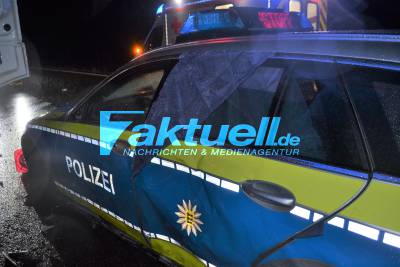 A8 bei Pforzheim: LKW-Fahrer überholt im Überholverbot und rammt Streifenwagen. Zwei verletzte Polizisten. Führerschein einbehalten