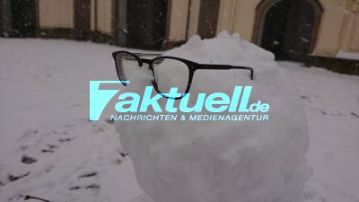 Wintereinbruch in Stuttgart: Impressionen vom Schloss Solitude - Kinder haben Spaß beim Schlittenfahren