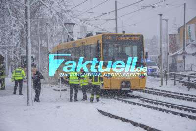 Mutter und Kleinkind von Stadtbahn erfasst - Großeinsatz von Feuerwehr und Rettungsdienst in Stuttgart-Sonnenberg