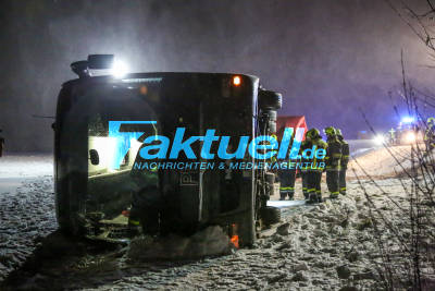 Linienbus von massiver Sturmböe erfasst - Bus kippt bei Schneeglätte Böschung runter - 8 Verletzte (2x schwer), B10 voll gesperrt, Großaufgebot der Rettungskräfte