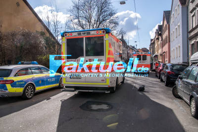 83-Jähriger rammt Blumenkübel, verursacht Unfall auf der Flucht beim Überholen - 5 PKWs beschädigt - 2 Verletzte
