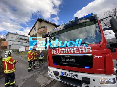 Glasflasche beim Grillen explodiert? Feuer setzt Gartenmöbel und dahinterliegende Wohnung in Brand 