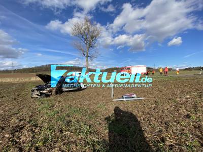 Schwerer Unfall mit zwei Verletzten, BMW vor Z-Kurve in Graben abgekommen, Fahrzeug überschlagen, Rettungshubschrauber im Einsatz, Kreisstraße K1001 voll gesperrt