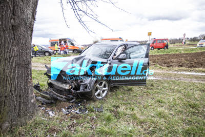 Reanimation nach Unfall: Audi fährt Meterweit über Feld und kracht gegen Baum - Fahrer muss reanimiert werden