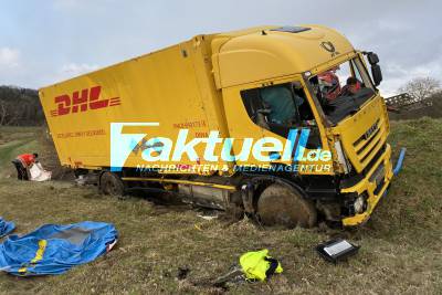 LKW Böschung hinuntergekippt - Fahrer wurde schwer verletzt mit Rettungshubschrauber in die Kliniken geflogen 