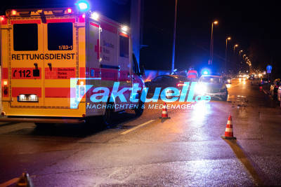 Streifenwagen kracht auf Einsatzfahrt mit PKW zusammen - 2x Totalschaden