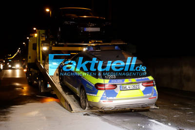 Streifenwagen kracht auf Einsatzfahrt mit PKW zusammen - 2x Totalschaden