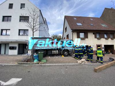 Führerloser LKW kracht in zwei Wohnhäuser - Frau zeigt aufs beschädigte 1. Gebäude und erzählt Ihr Erlebnis