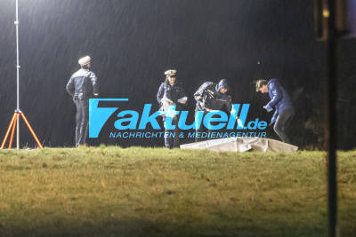 Mutter des tot gefundenen Säuglings ist identifiziert - Spaziergänger findet totes Baby auf Feld: Polizei sichert Spuren in der Nacht - Hintergründe unklar