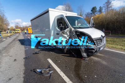 Mindestens 4 Verletzte bei Verkehrsunfall mit 3 Fahrzeugen auf der K1074 zwischen Holzgerlingen und Schönaich - Rettungsdienst mit Großaufgebot vor Ort