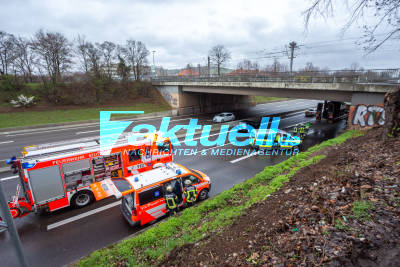 Tieflader mit Bagger bleibt unter Brücke auf der B10 bei Stuttgart-Wangen feststecken - Feuerwehr im Einsatz