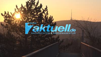 Herrlicher Sonnenaufgang über Stuttgart - Bismarckturm und Burgholzhof-Turm
