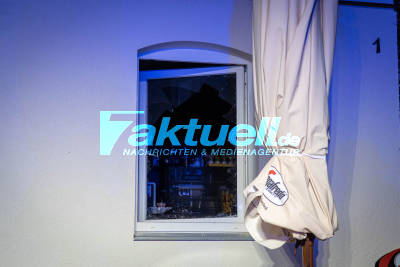 Unbekannter wirft einen Brandsatz durch eine Fensterscheibe in ein Ditzinger Café: Kriminalpolizei ermittelt wegen schwerer Brandstiftung - 10.000 Euro Schaden 