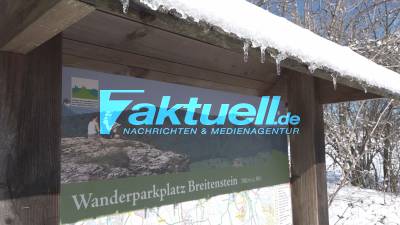 Winterwonderland Schwäbische Alb - Familien und Wanderer genießen den Schnee bei herrlichem Wetter