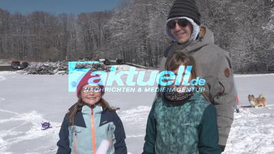 Winterwonderland Schwäbische Alb - Familien und Wanderer genießen den Schnee bei herrlichem Wetter
