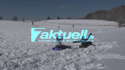 Winterwonderland Schwäbische Alb - Familien und Wanderer genießen den Schnee bei herrlichem Wetter