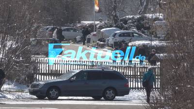 Winterwonderland Schwäbische Alb - Familien und Wanderer genießen den Schnee bei herrlichem Wetter
